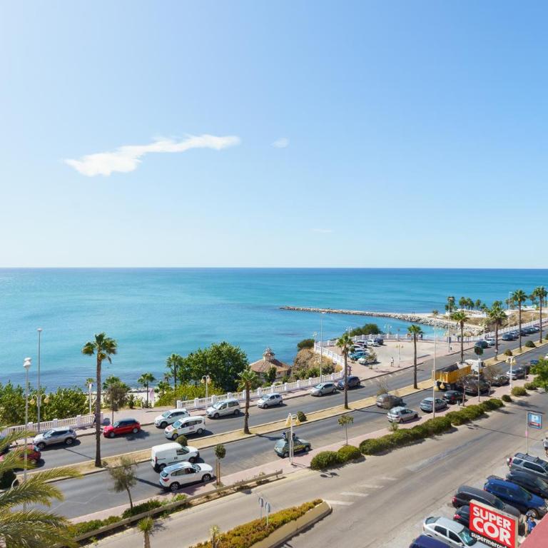 Spacious Beachfront Flat with Sea Views and Private Indoor Parking - Apartment - 1
