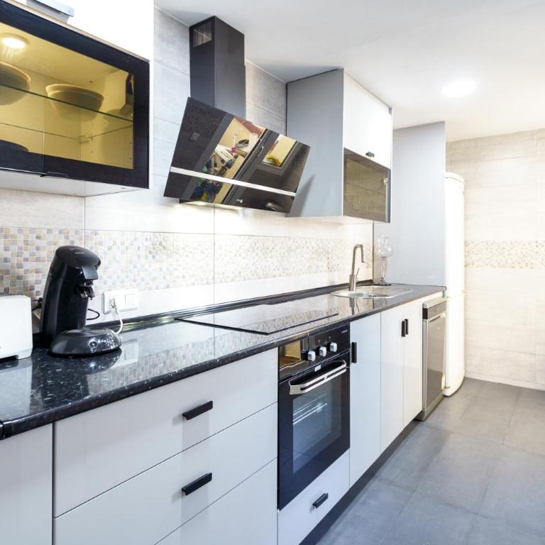 Spacious Beachfront Flat with Sea Views and Private Indoor Parking - Apartment - 14