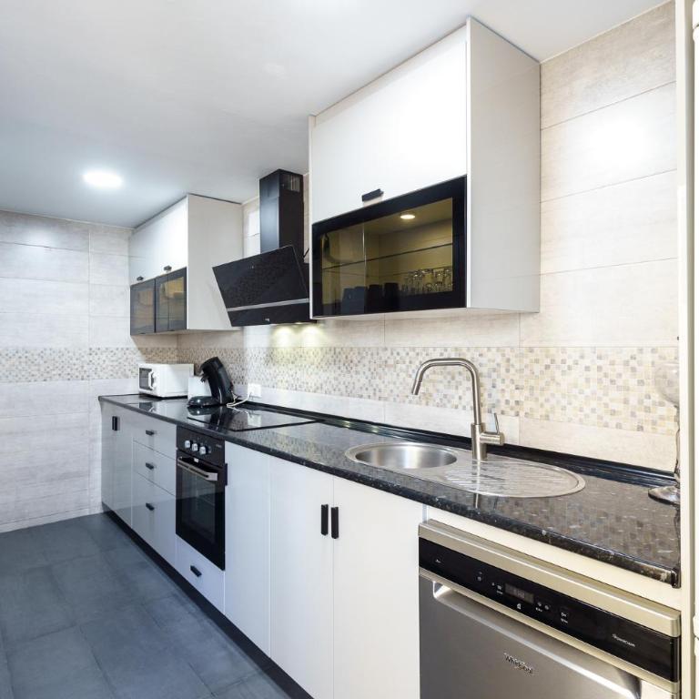 Spacious Beachfront Flat with Sea Views and Private Indoor Parking - Apartment - 15
