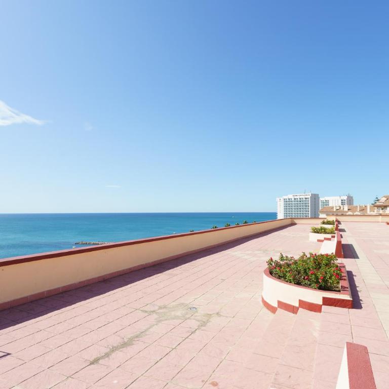 Spacious Beachfront Flat with Sea Views and Private Indoor Parking - Apartment - 34