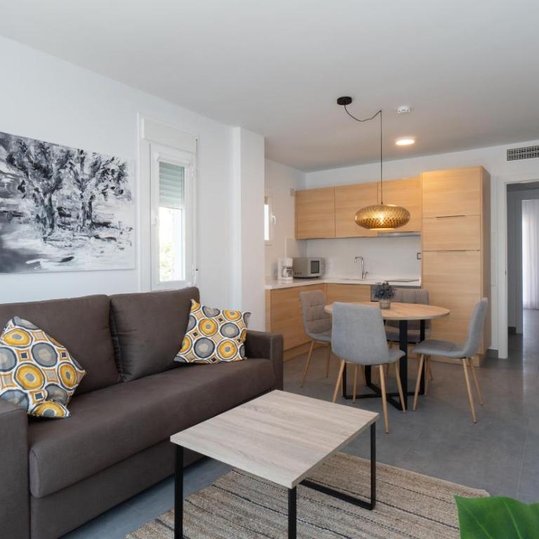 Sur Suites La Dorada, centricos soleados a pocos metros de la Playa y con Parking Opcional - Apartamento de 2 dormitorios con 1 baño - 4