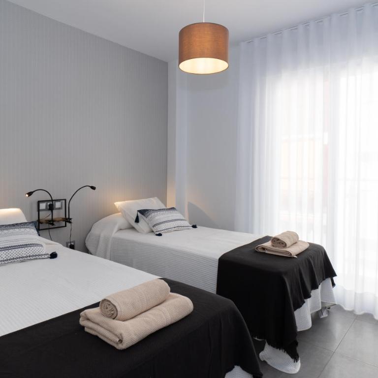 Sur Suites La Dorada, centricos soleados a pocos metros de la Playa y con Parking Opcional - Apartamento con terraza - 5