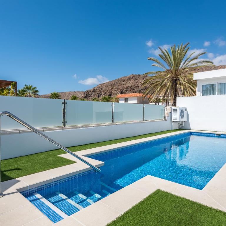 Luxurious 5* VILLA - 300M2 - private HEATED pool - garage - WiFi - Two-Bedroom Villa - 29