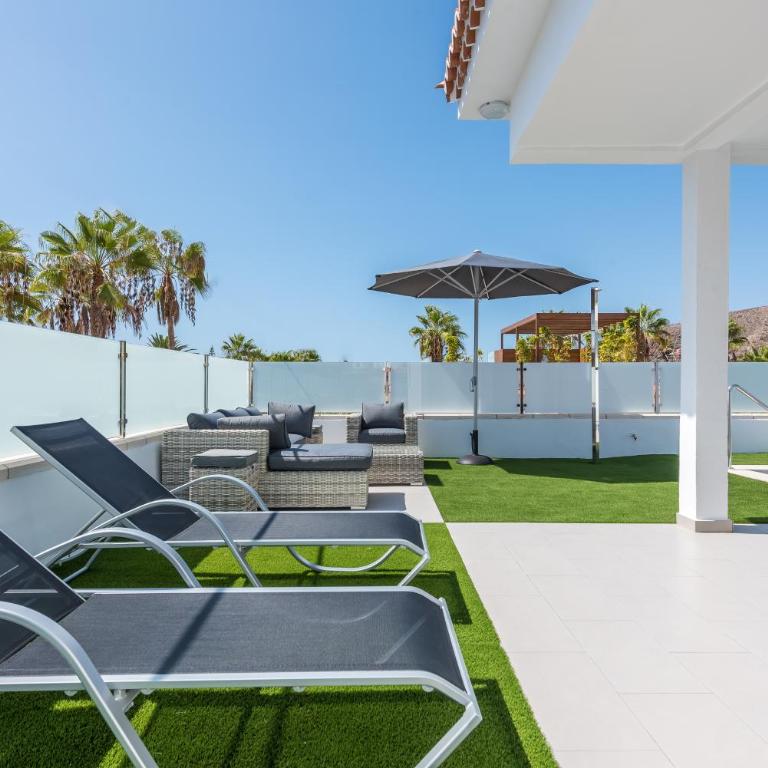 Luxurious 5* VILLA - 300M2 - private HEATED pool - garage - WiFi - Two-Bedroom Villa - 42