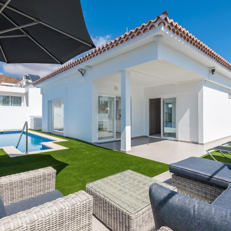 Luxurious 5* VILLA - 300M2 - private HEATED pool - garage - WiFi - Two-Bedroom Villa - 2