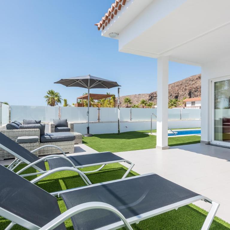 Luxurious 5* VILLA - 300M2 - private HEATED pool - garage - WiFi - Two-Bedroom Villa - 44