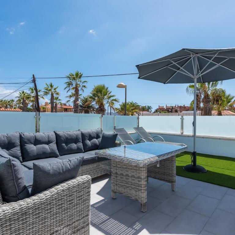 Luxurious 5* VILLA - 300M2 - private HEATED pool - garage - WiFi - Two-Bedroom Villa - 25