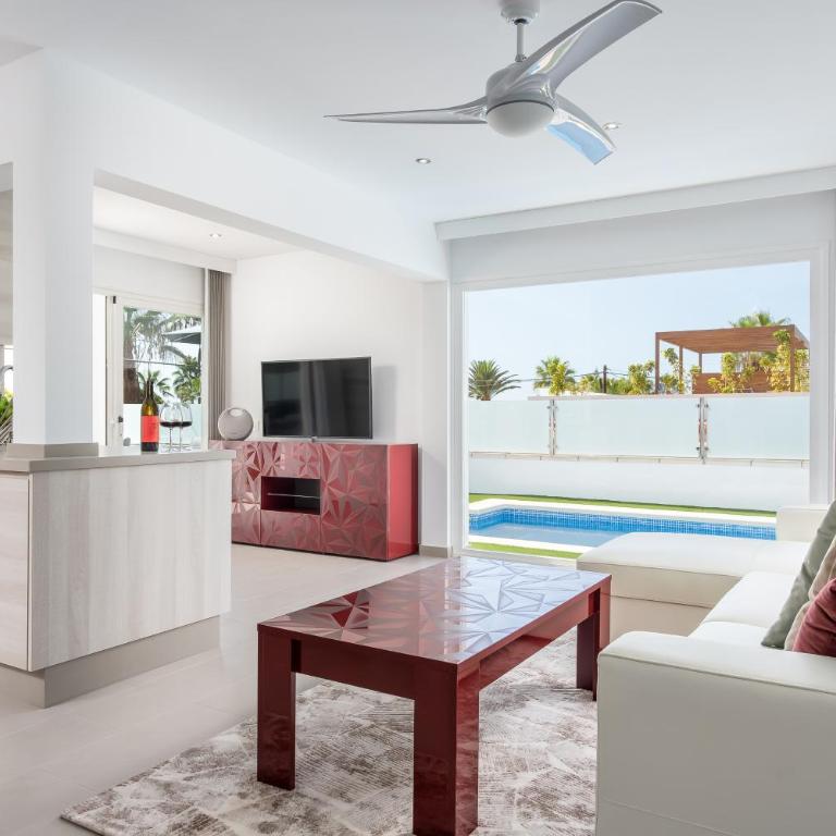 Luxurious 5* VILLA - 300M2 - private HEATED pool - garage - WiFi - Two-Bedroom Villa - 6