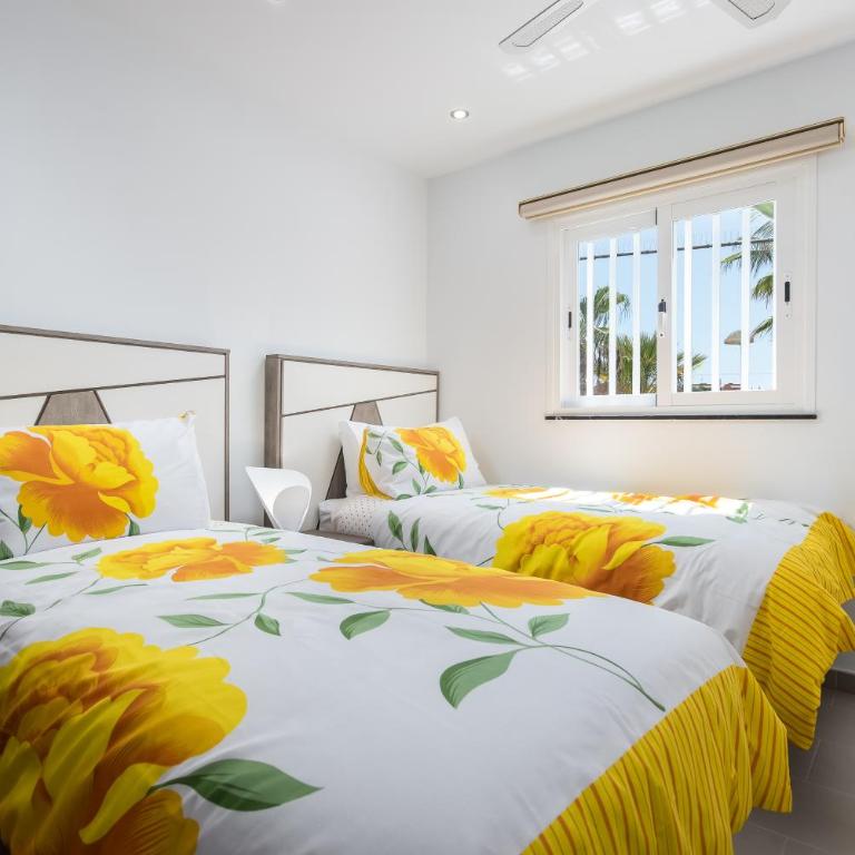 Luxurious 5* VILLA - 300M2 - private HEATED pool - garage - WiFi - Two-Bedroom Villa - 17