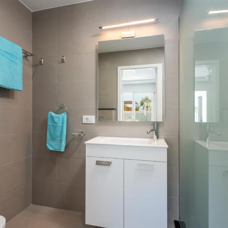 Luxurious 5* VILLA - 300M2 - private HEATED pool - garage - WiFi - Two-Bedroom Villa - 21