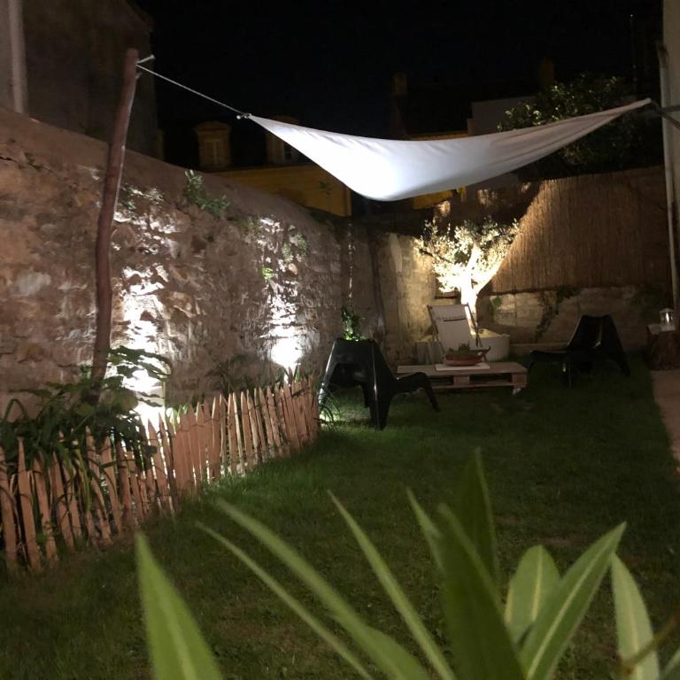 TY LAUMANN sur le PORT petite maison avec jardin - Parking gratuit - One-Bedroom House - 34