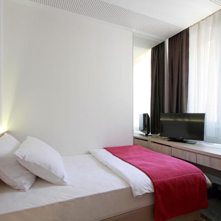 Hotel Cosmopolit - Niskobudžetna Dvokrevetna Soba sa Bračnim Krevetom - 5