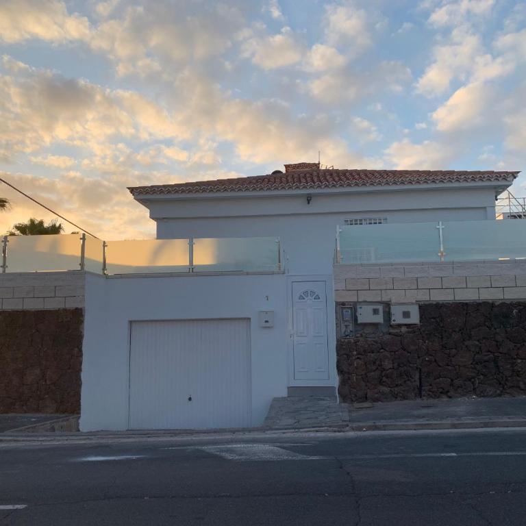 Luxurious 5* VILLA - 300M2 - private HEATED pool - garage - WiFi - Two-Bedroom Villa - 47