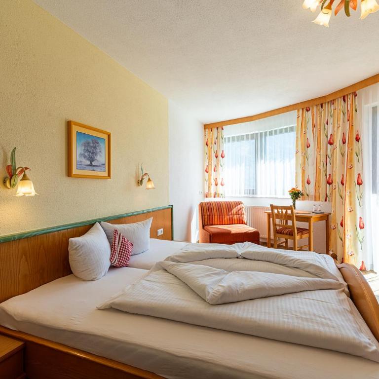 Hotel Garni Romantik - Doppelzimmer mit Bergblick - 3