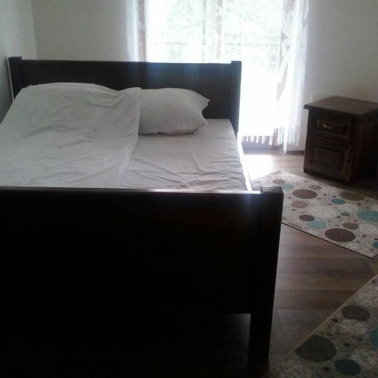 Sobe Nevenka - Dvokrevetna Soba sa Bračnim Krevetom i Popločanim Dvorištem - 1