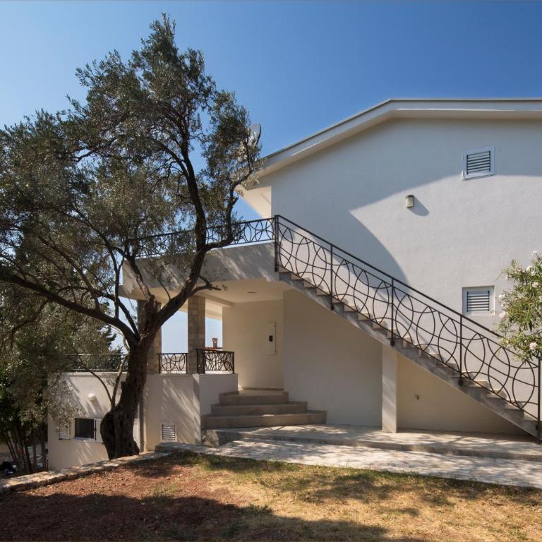Dolores Apartments - One-Bedroom Apartment - 10