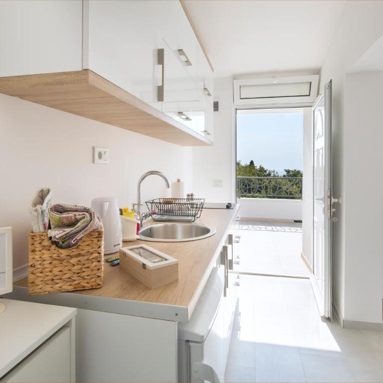 Dolores Apartments - One-Bedroom Apartment - 4