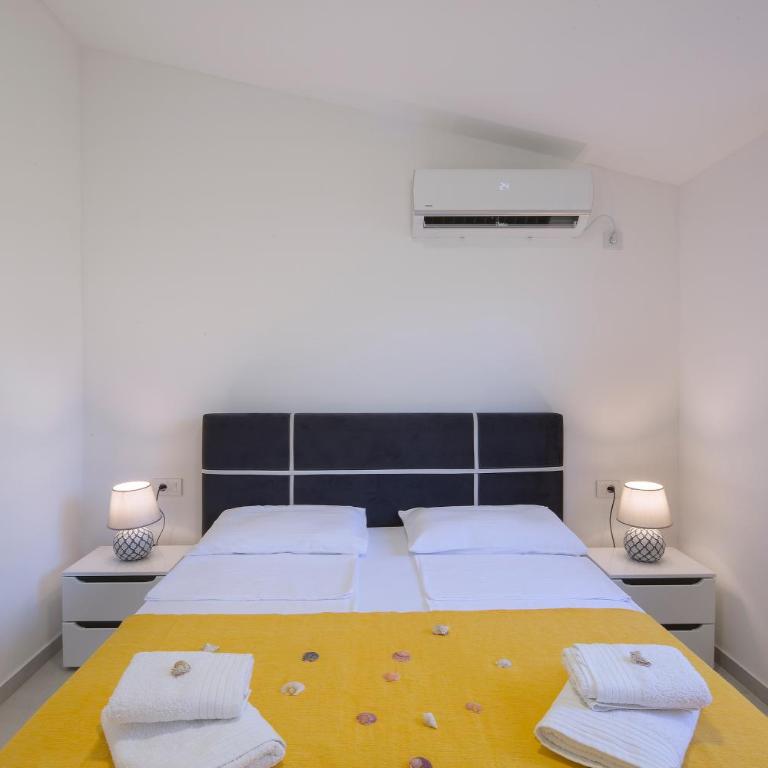 Dolores Apartments - One-Bedroom Apartment - 12