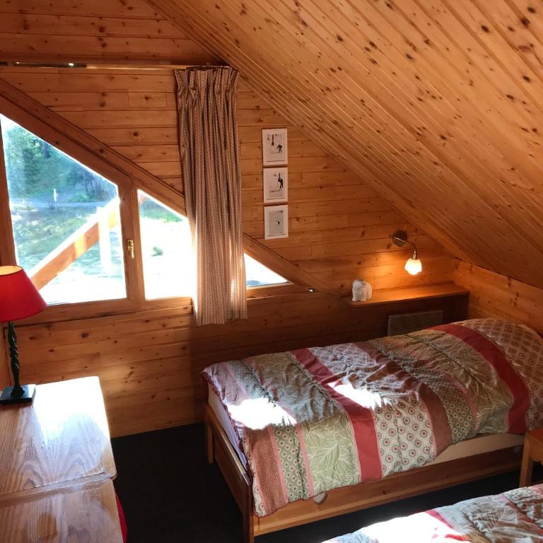 Duplex cosy jusqu'à 6 personnes- chalet des Pléiades - départ skis aux pieds en bordure de piste sans portage - au milieu des fleurs en été - l'autre duplex du chalet est également à nous - Chalet - 23
