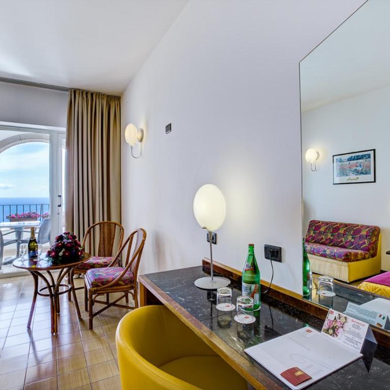 Hotel Olimpo le Terrazze - Camera Matrimoniale/Doppia con Letti Singoli con Balcone e Vista Mare - 10