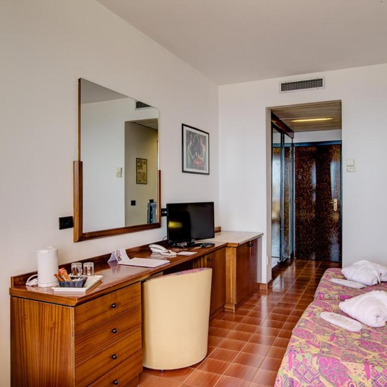 Hotel Olimpo le Terrazze - Camera Matrimoniale/Doppia con Letti Singoli con Terrazza e Vista Mare - 10