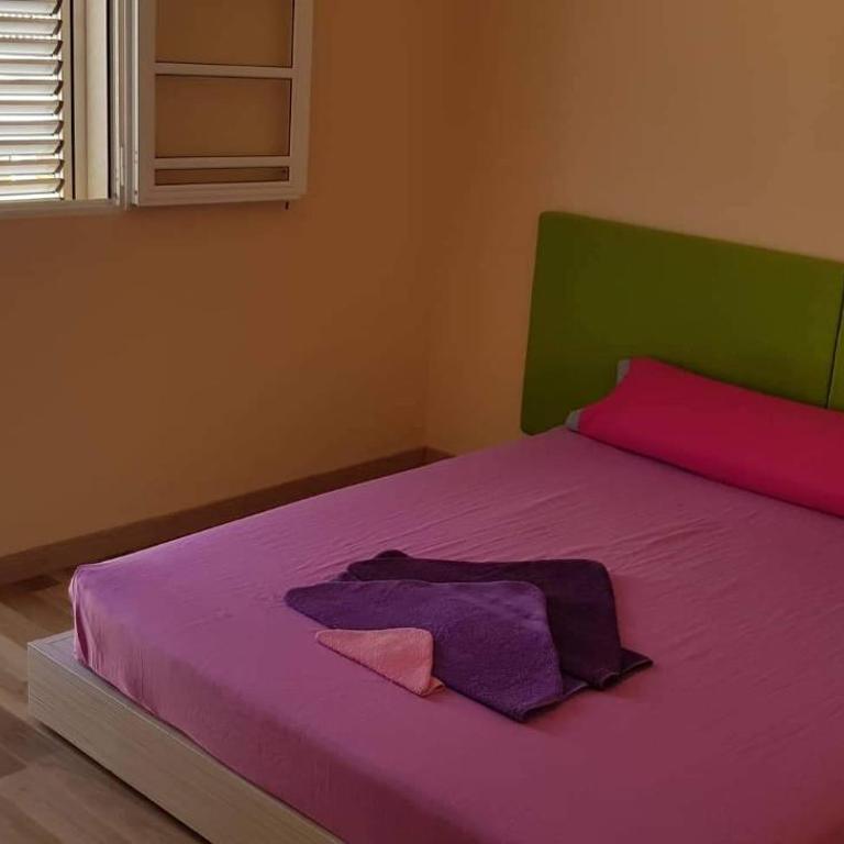 "Flora B&B "- Rooms in Privat Home Habitaciones en una casa privada - Habitación con cama grande y balcón - 2