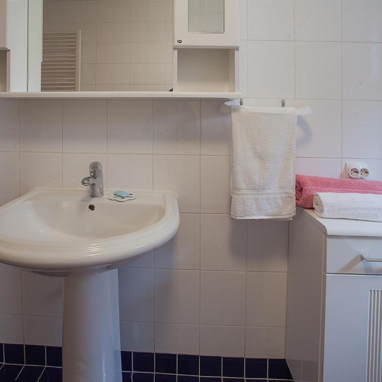 Guesthouse Rota - Dvokrevetna Soba sa Zasebnim Krevetima i Zajedničkim Kupatilom - 7