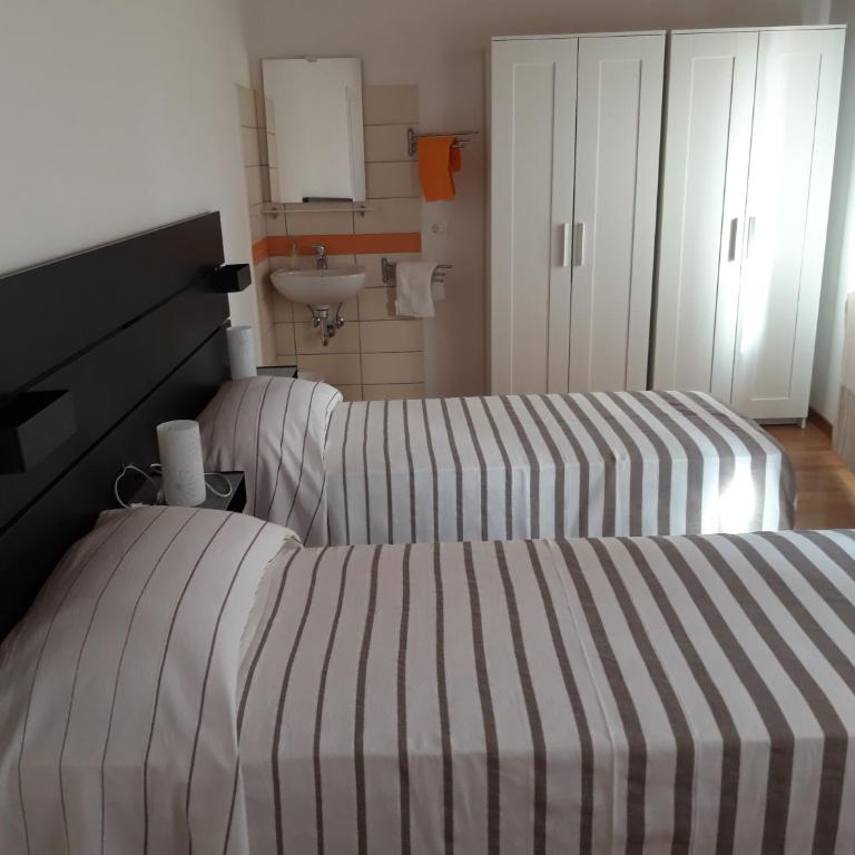 al 106 - Camera Matrimoniale/Doppia con Letti Singoli con Bagno in Comune - 1