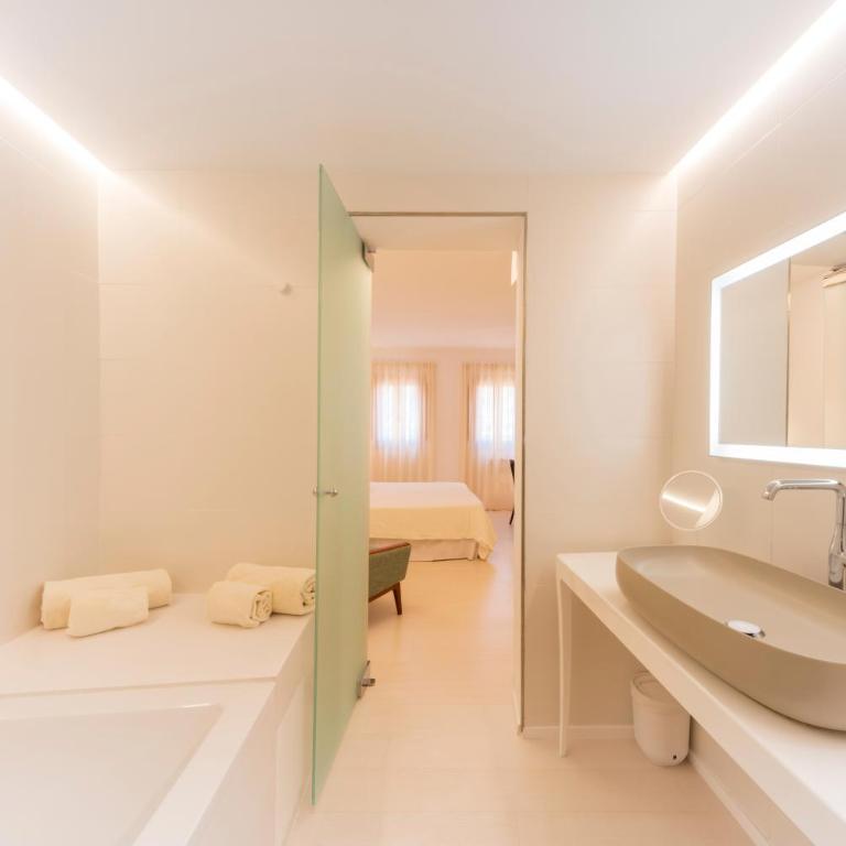 Fonda Llabres Boutique - Habitación Doble Deluxe con bañera de hidromasaje - 1 o 2 camas - 3