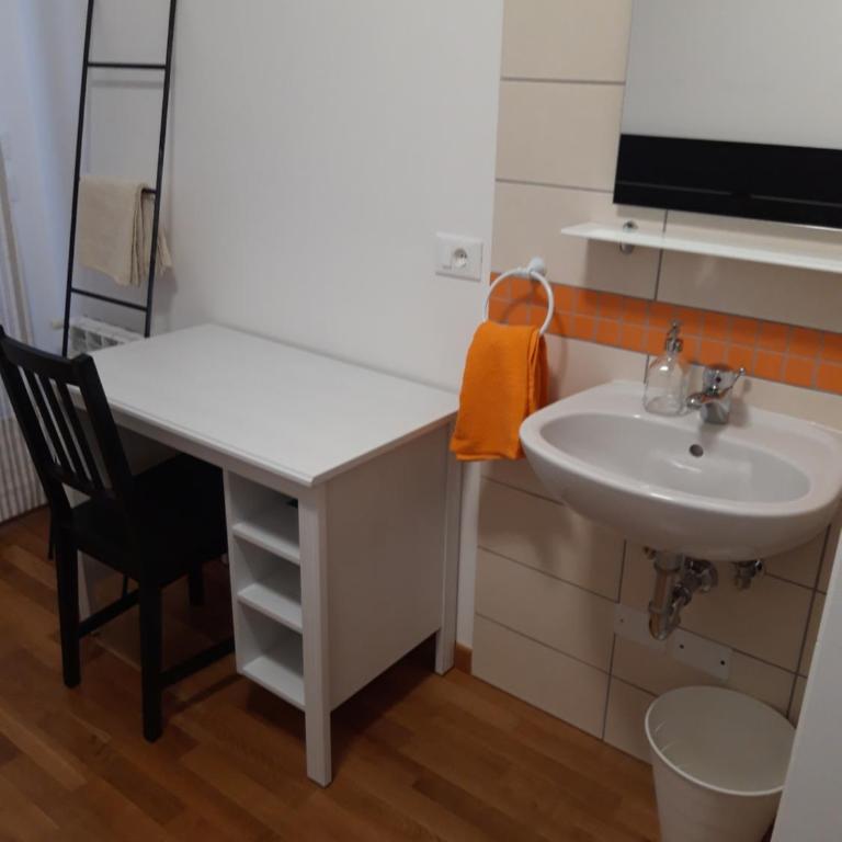 al 106 - Camera Singola Standard con Bagno in Comune - 6