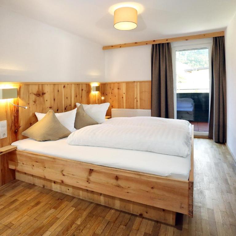 Berghotel-Gasthof Gstrein - Familienzimmer mit Balkon - 3