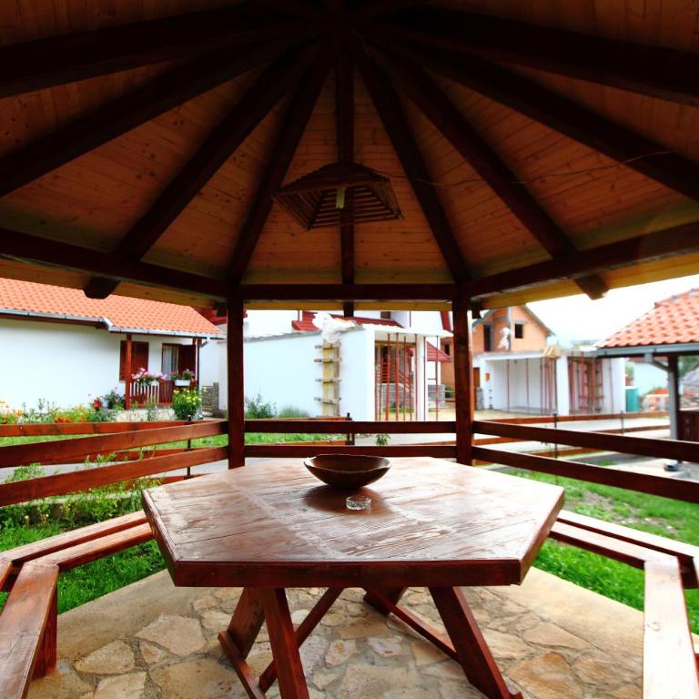 Apartmani LUX - Apartman sa 2 Spavaće Sobe i Terasom - 10