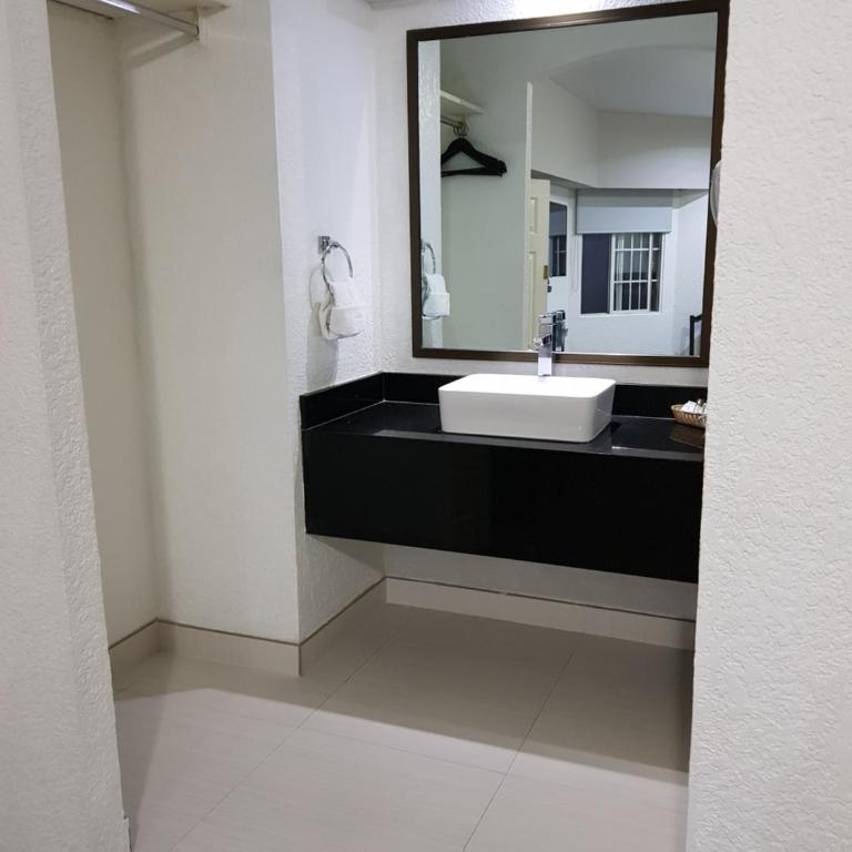 Hotel Principado Tijuana Aeropuerto - Standard King Room - 5