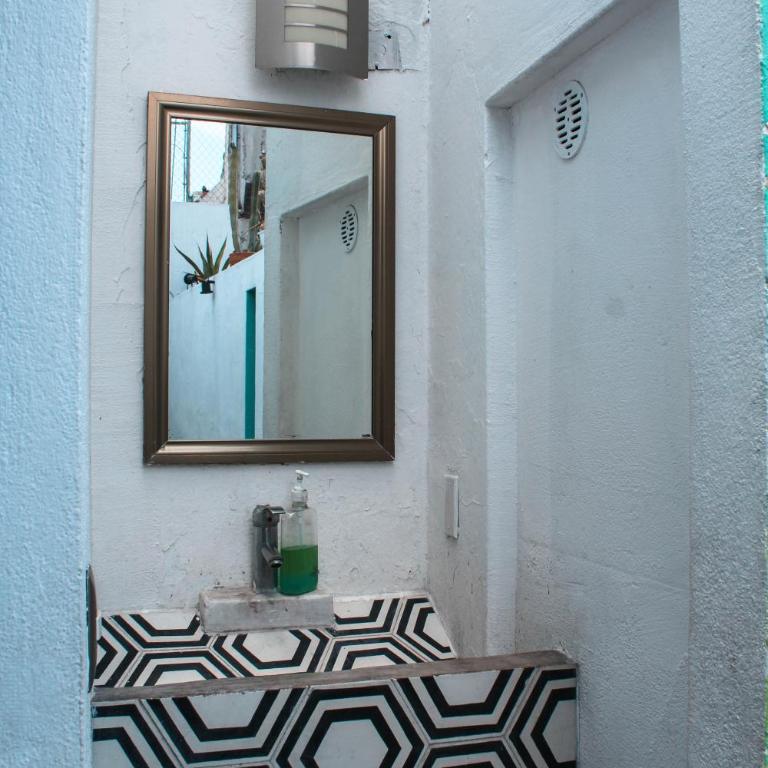 Monkey Safari Hostel - Basic Triple Room with Shared Bathroom - 4