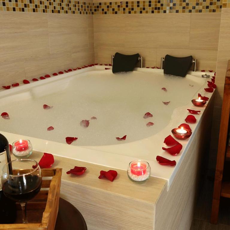 Fontana Plaza Hotel - King Suite with Spa Bath - 11