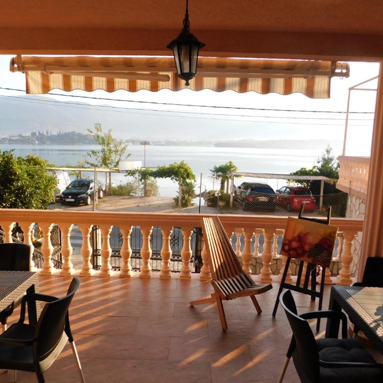 Apartments Klakor - Two-Bedroom Apartment with Balcony and Sea View - 18