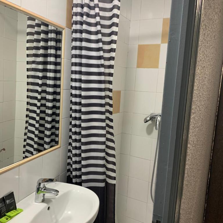 Hostal Alcobia - Habitación Individual con baño privado - 19
