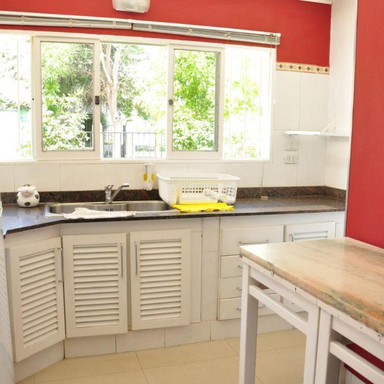 Casa con pileta zona céntrica - Casa de 4 dormitorios - 1