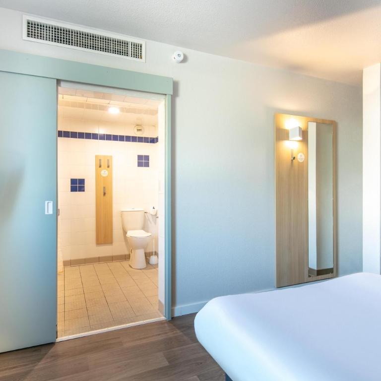 B&B HOTEL Saint Jean De Maurienne - Chambre Triple - Accessible aux Personnes à Mobilité Réduite - 2