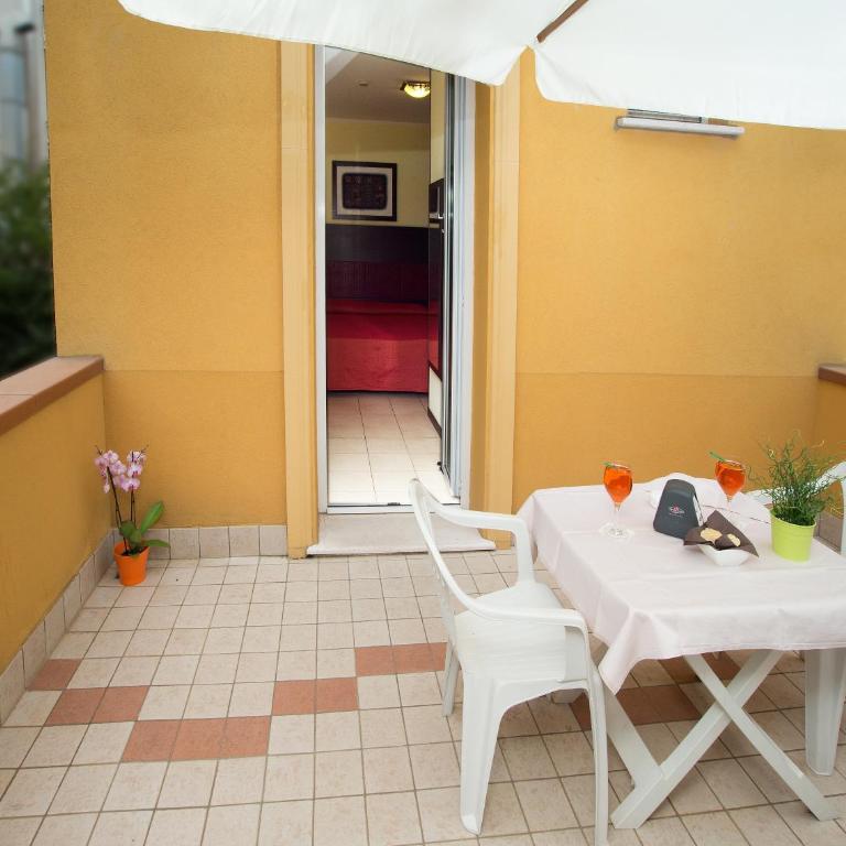 Hotel Alibi - Camera Matrimoniale con Balcone - 7