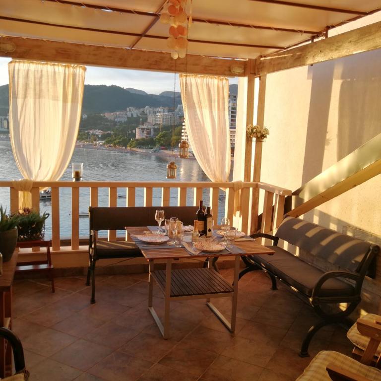 Apartments Paradiso - Porodični Deluks Apartman sa 1 Spavaćom Sobom, Balkonom i Pogledom na More - 1