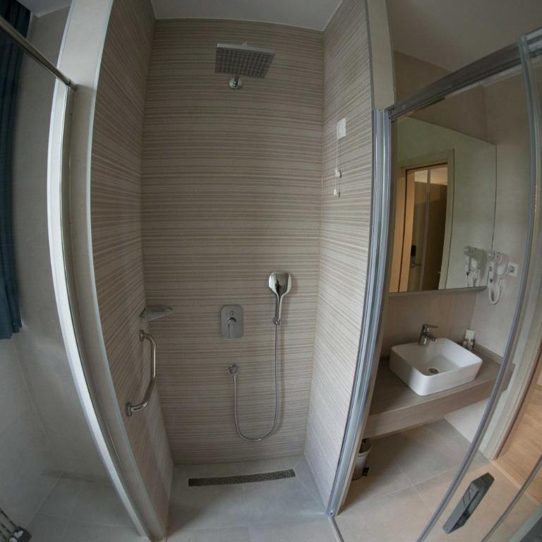 Hotel Verso - Deluxe Queen Room - 3