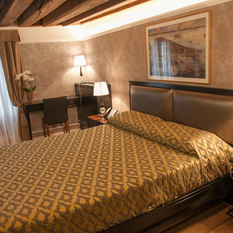 EGO' Residence Venice - Camera Matrimoniale Standard con Vista Canale San Salvador - 7