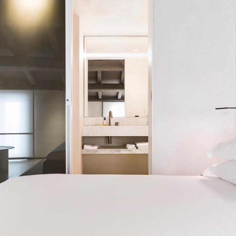 Hotel Scenario - Double Room - 11