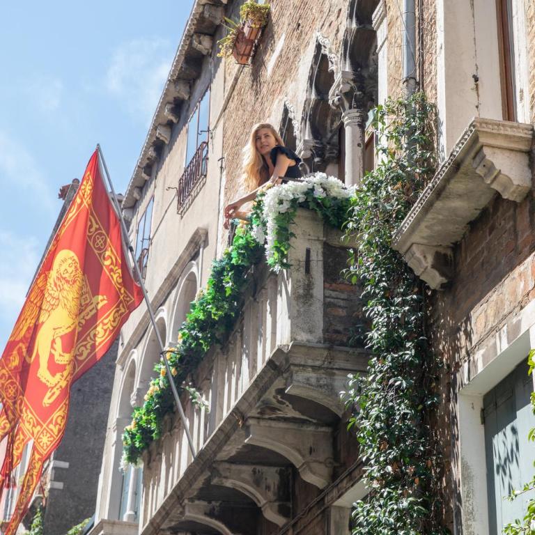 Dimora Al Doge Beato Canal View - Camera Matrimoniale Superior con Balcone e Vista Canale - 5