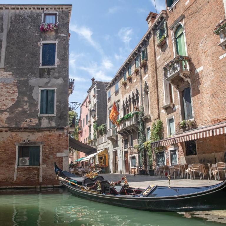 Dimora Al Doge Beato Canal View - Camera Matrimoniale Superior con Balcone e Vista Canale - 1