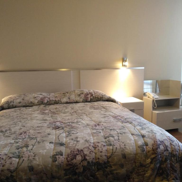 Hostal Costa De Marfil Suites & Apartamentos - Habitación Individual con bañera - 8