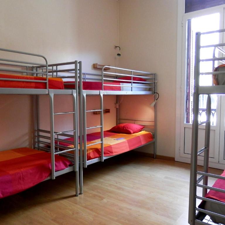 Barcelona Central Garden Hostal - Bed in 6-Bed Dormitory Room with Shared Bathroom - 2