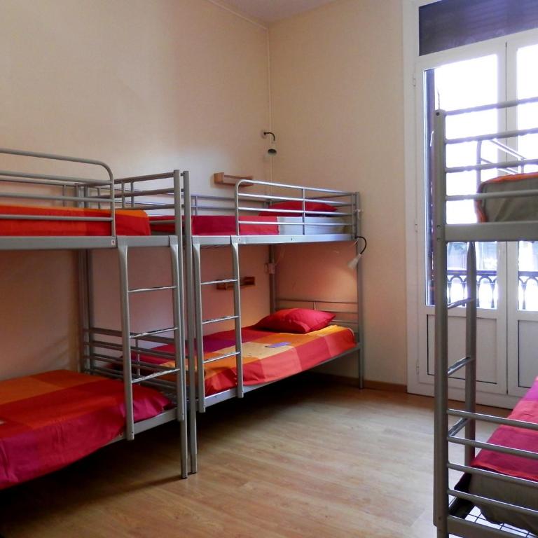 Barcelona Central Garden Hostal - Bed in 6-Bed Dormitory Room with Shared Bathroom - 3