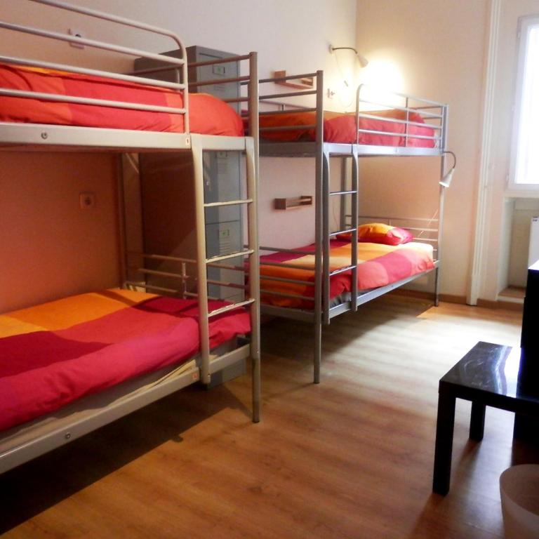 Barcelona Central Garden Hostal - Bed in 4-Bed Female Dormitory Room with Shared Bathroom - 4